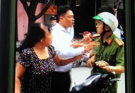 Khởi tố người phụ nữ mang bầu vì tội chống người thi hành công vụ