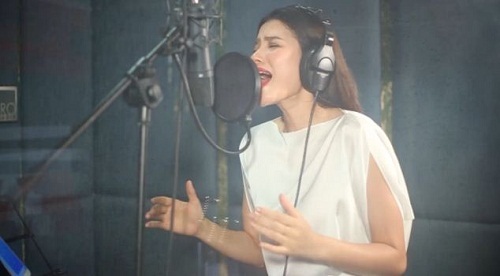 Phạm Hương khoe giọng ngọt ngào trong ca khúc tặng fan