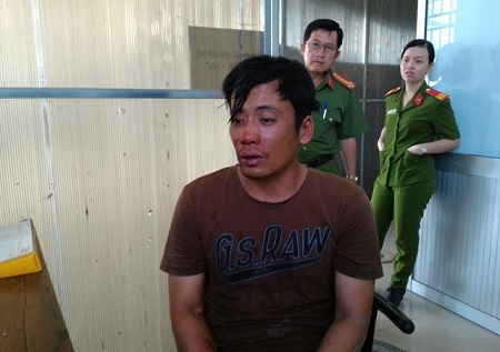 Bị truy bắt, tên cướp táo tợn dùng hung khí tấn công người dân