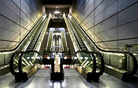 Tin tức mới nhất vụ bé trai bị thang cuốn sân bay Tân Sơn Nhất kẹt đứt tay