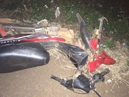 Xe máy đấu đầu xe tải, 2 thanh niên tử vong