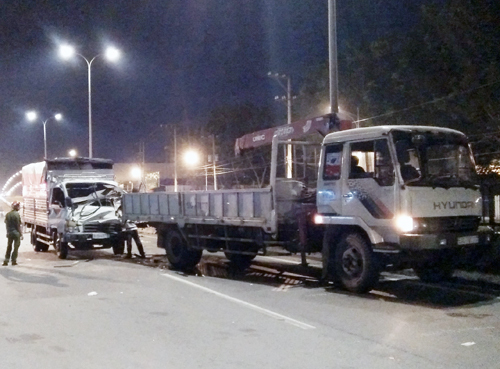 2 người tử vong trong vụ đâm xe tải