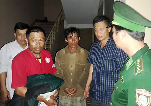  Bốn ngư dân nhảy xuống biển khi tàu cá bị tông chìm