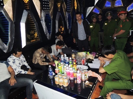 Hàng chục thanh niên