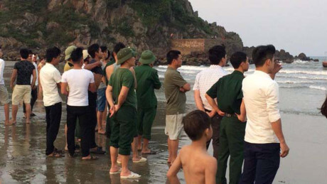 Chụp ảnh kỷ yếu dưới biển, hai nam sinh bị sóng cuốn mất tích