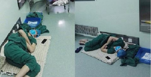 Xúc động với hình ảnh bác sĩ ngủ gục trên sàn sau 5 ca phẫu thuật liên tiếp