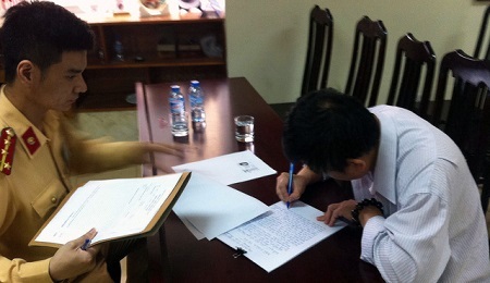 Vụ xe biển xanh chạy ngược chiều trên cầu Nhật Tân: Xử phạt tài xế 1 triệu đồng