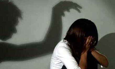 Chuốc say thiếu nữ, 2 thanh niên thay nhau giở trò đồi bại