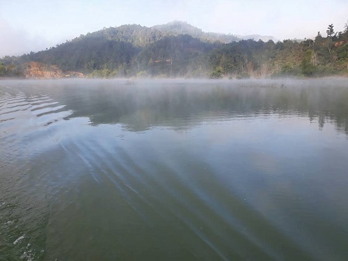 Tìm kiếm 3 người trong một gia đình mất tích vì bị lật bè trên hồ thủy điện