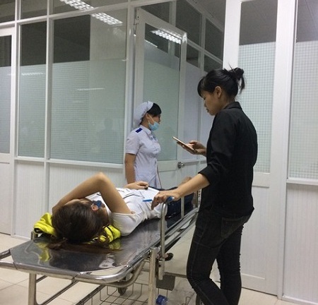 Vữa xi măng rơi trúng đầu, 4 công nhân nhập viện cấp cứu