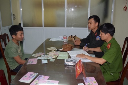 Cảnh sát truy đuổi, bắt đối tượng cướp túi xách của phụ nữ đi trên đường