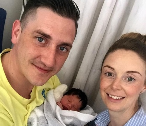 Kỳ lạ bé gái sơ sinh với mái tóc dày và dài bất ngờ