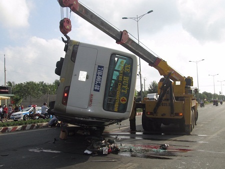 Xe buýt gây tai nạn, 2 người chết, 3 người bị thương