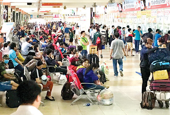 Nghỉ lễ 30/4: Xe khách tăng giá 40%, vé tàu lửa giảm mạnh