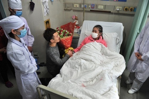 Câu chuyện xúc động: Chàng trai quỳ gối cầu hôn bạn gái mắc bệnh hiểm nghèo