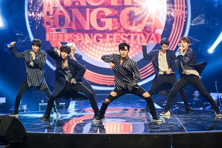 INFINITE diễn loạt hit đình đám,