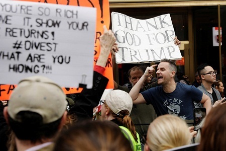 Hàng nghìn người Mỹ biểu tình đòi Trump công khai thuế