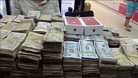 Tài xế ở TP. Hồ Chí Minh mang hơn 50 triệu tiền lẻ đi mua iPhone 7 màu đỏ