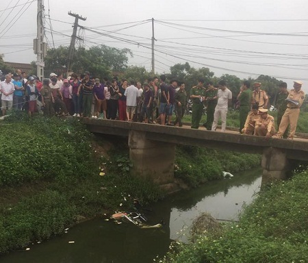 Phát hiện thi thể 2 thanh niên chết bí ẩn dưới mương nước
