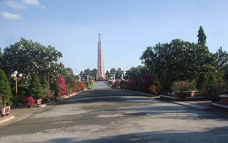 Bị điều tra, Phó giám đốc ra nghĩa trang thề độc