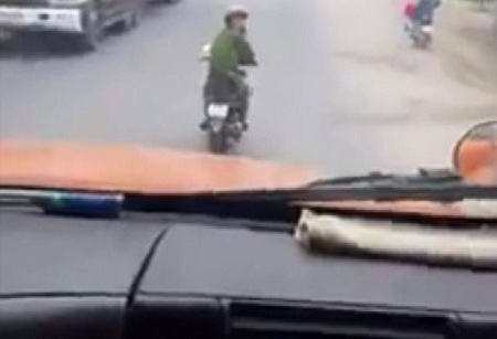 Tạm đình chỉ thiếu úy công an vừa chạy xe vừa nghe điện thoại