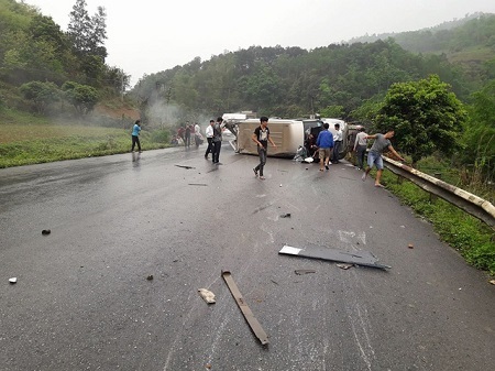 2 ô tô đối đầu, nhiều người bị thương nghiêm trọng