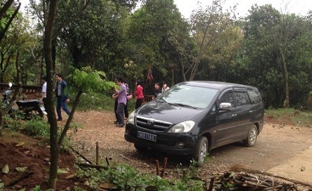 Bộ Nội vụ làm rõ vụ cán bộ huyện dùng xe biển xanh đi lễ chùa