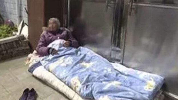 Đau lòng chuyện con trai bất hiếu để mẹ già 82 tuổi ngủ ngoài trời 