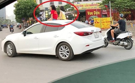 Ủy ban ATGT Quốc gia vào cuộc vụ 2 bé gái ngồi trên nóc xe ô tô Mazda