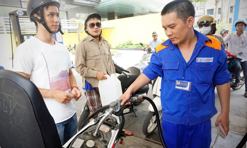 Giá xăng chính thức tăng thêm 350 đồng