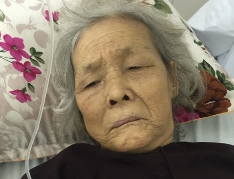 Tìm người nhà cụ bà 95 tuổi bị gãy đùi mất máu 