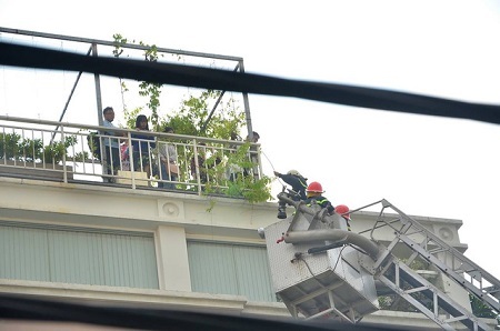 Cháy nhà 5 tầng ở TP Hồ Chí Minh, 15 người mắc kẹt bên trong