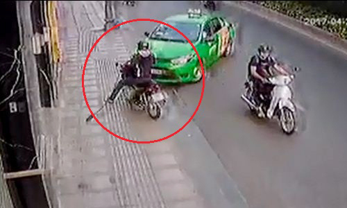 Tài xế taxi tông thẳng xe