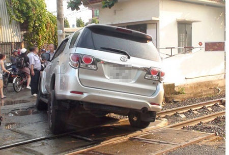 Thót tim cảnh ô tô mắc kẹt trên đường ray khi đoàn tàu đang lao tới