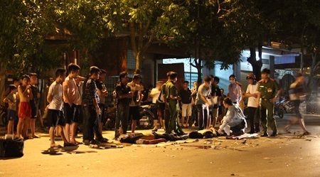 2 xe máy đối đầu, 4 người thương vong