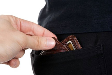 Nữ quái giăng bẫy, móc ví của khách nước ngoài sau cuộc 