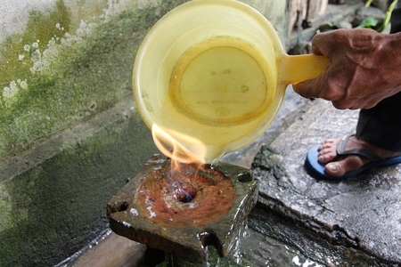 Kỳ lạ nước giếng khoan bốc cháy ngùn ngụt ở Quảng Trị