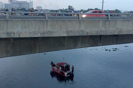 Bất lực nhìn người đàn ông nhảy xuống sông Sài Gòn mất tích