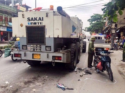 Va chạm với xe làm đường, 2 mẹ con thương vong