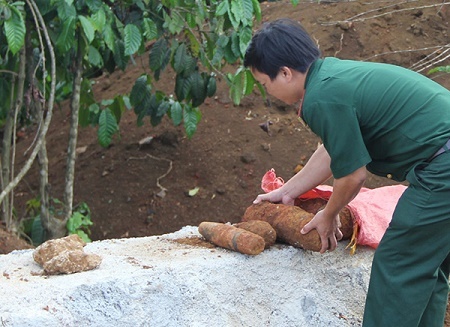 Xe tải đổ đất làm đường đổ ra hàng chục quả đạn pháo