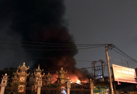 Gara ô tô cháy ngùn ngụt giữa đêm, toàn bộ tài sản bị thiêu rụi