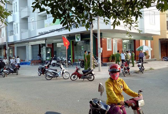 Truy bắt kẻ cầm súng lao vào ngân hàng cướp 1,6 tỉ và 3.000 USD