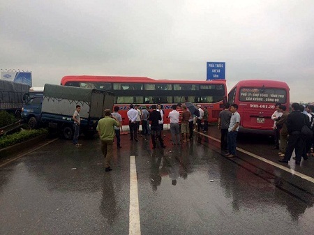 Xe khách nổ lốp chắn ngang đường, cao tốc Pháp Vân tê liệt
