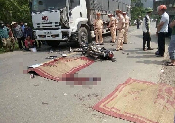 Xe máy “đấu đầu” xe tải, 2 thanh niên tử vong tại chỗ