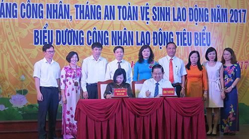 NutiFood bán hàng giảm giá và tặng học bổng cho công nhân Bắc Ninh