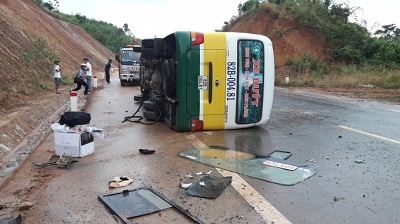 Xe buýt tự lật giữa đường, 6 người bị thương nặng