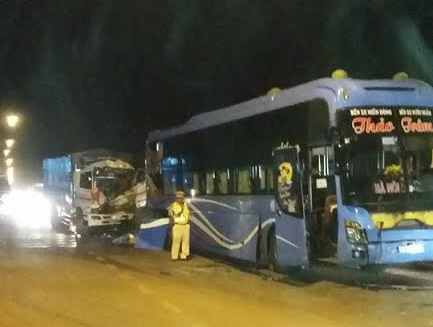 Va chạm liên hoàn trên quốc lộ, 5 người thương vong