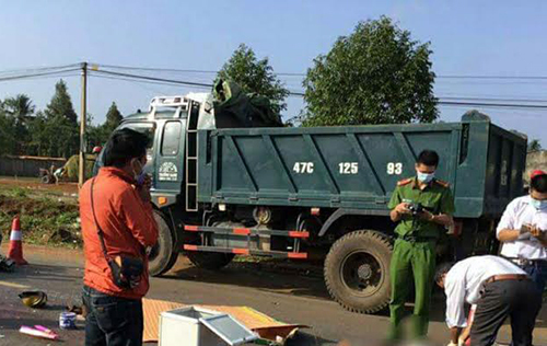 Tông vào chó chạy ngang đường, hai vợ chồng bị xe tải cán tử vong