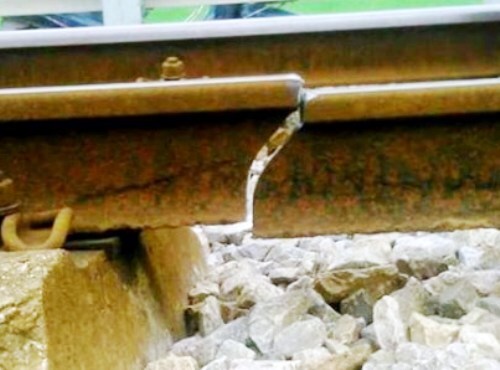 Ray đường sắt Hải Dương gãy đôi, hơn 1.100 hành khách thoát chết trong gang tấc