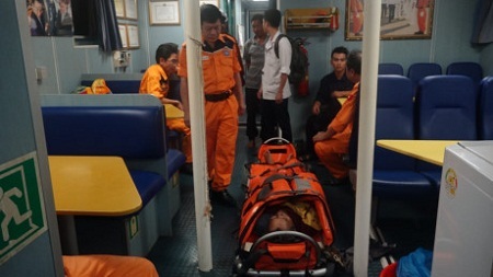 Cứu ngư dân bị ho ra máu, hôn mê khi đánh bắt ở Hoàng Sa